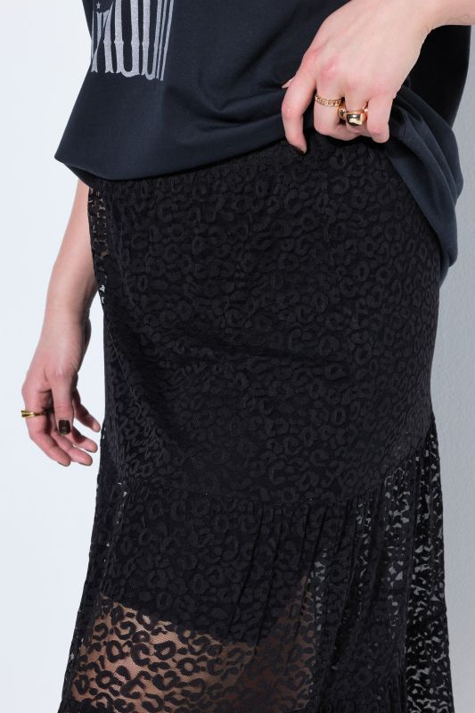 Пола с прозрачна дантела