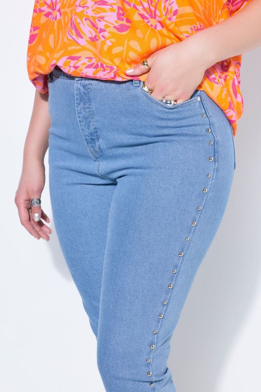 Дънки тип Mom с декоративен акцент