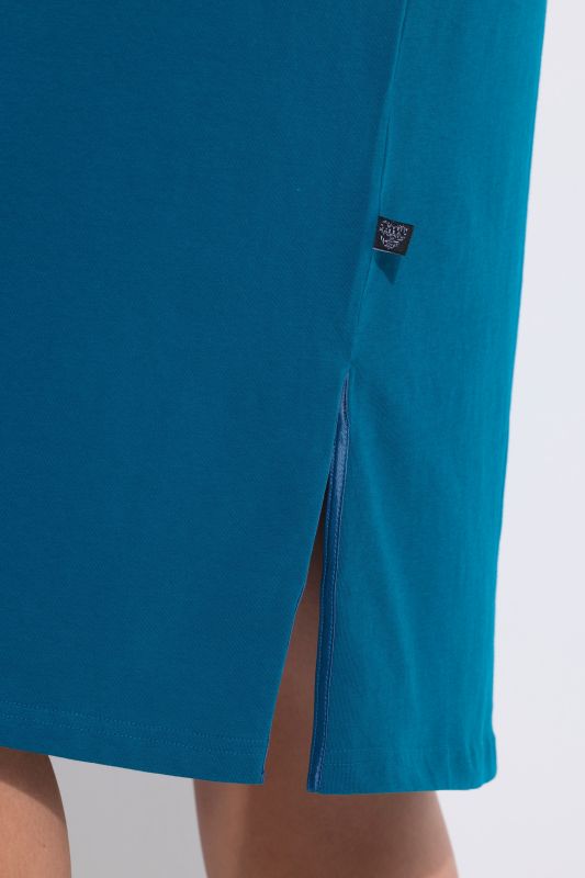 Рокля със сатенени акценти