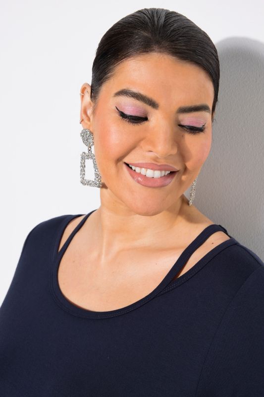 Тениска с изрязано деколте