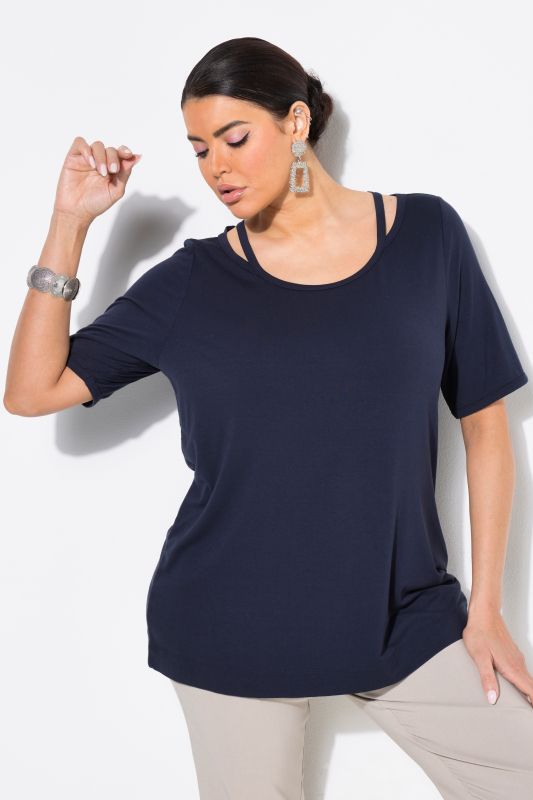 Тениска с изрязано деколте