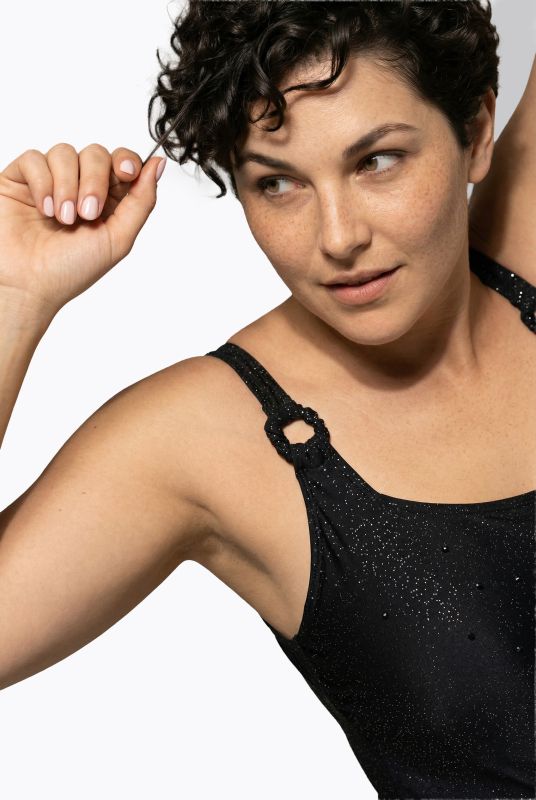 Бански с бляскав акцент