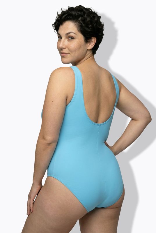 Бански с принт на тукан