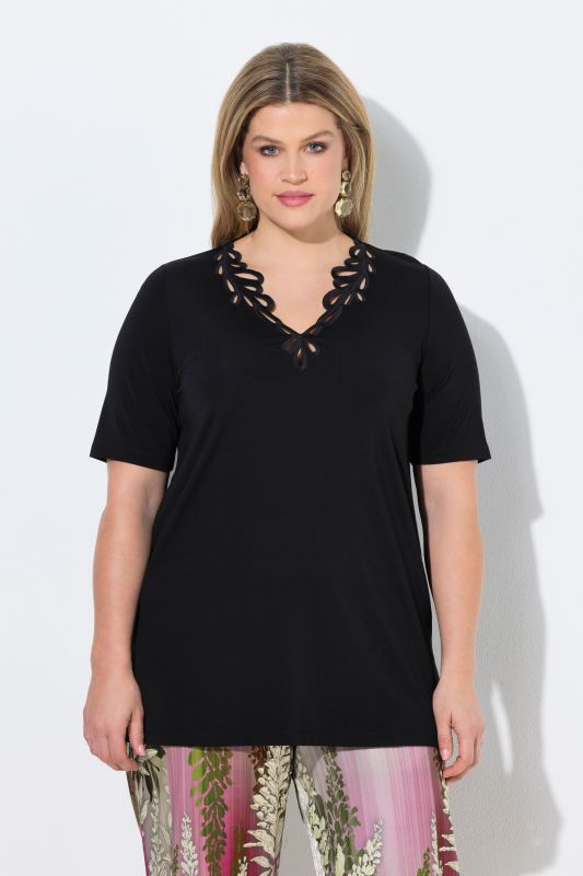 Тениска с бродерия на деколтето