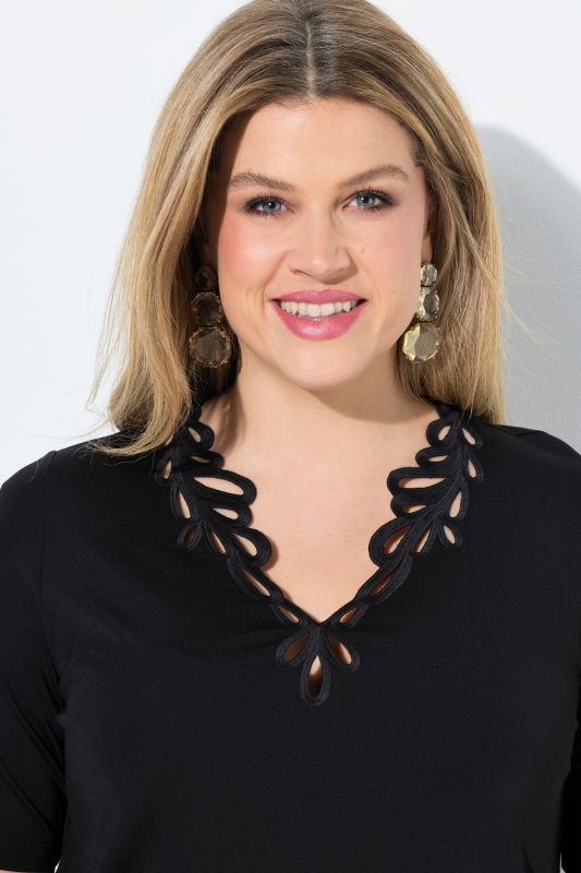 Тениска с бродерия на деколтето