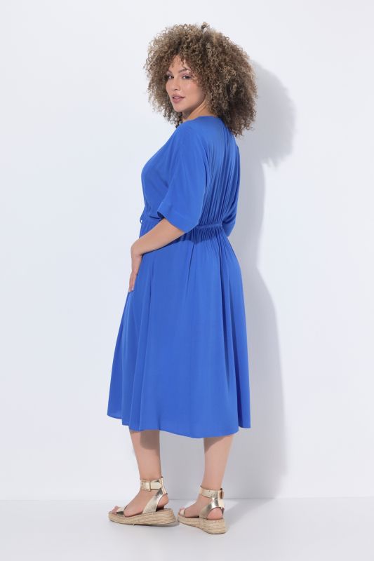 Рокля с акцент на талията