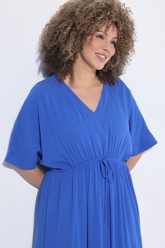 Рокля с акцент на талията