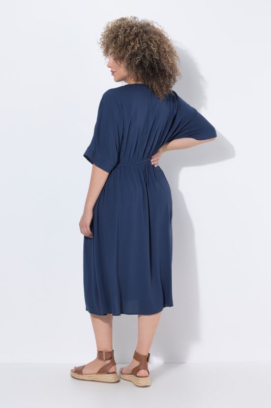 Рокля с акцент на талията