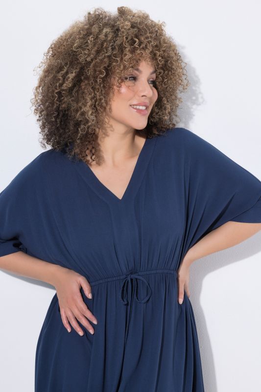 Рокля с акцент на талията