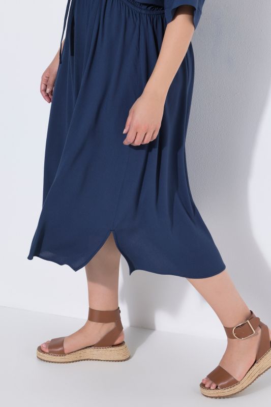 Рокля с акцент на талията