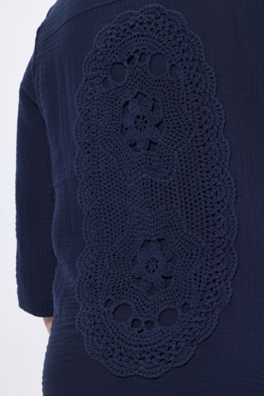 Риза от муселин с контрастни копчета