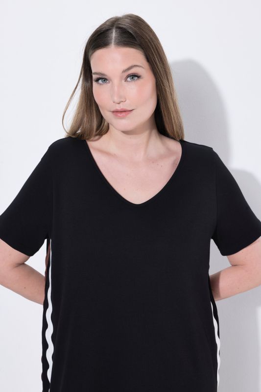 Рокля с контрастни мотиви