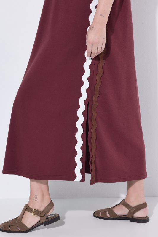 Рокля с контрастни мотиви