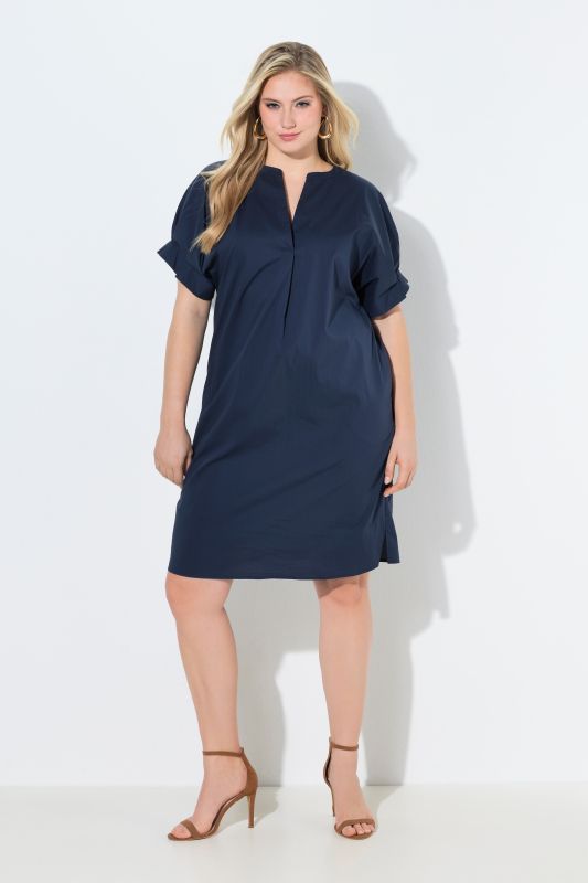 Рокля с акцент на късите ръкави