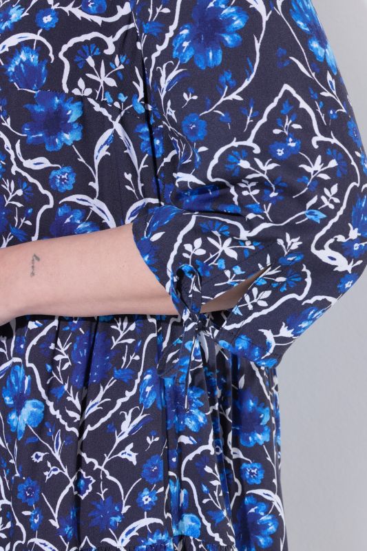 Рокля с принт на цветя и джобове