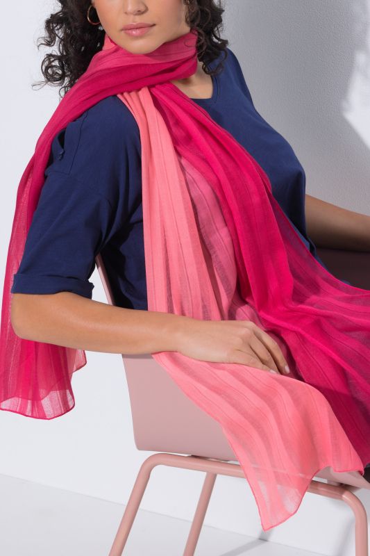 Шал с текстурирани райета