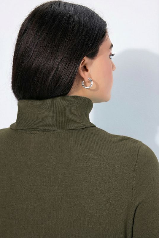 Turtleneck Ribbed Trim Long Sleeve Sweater