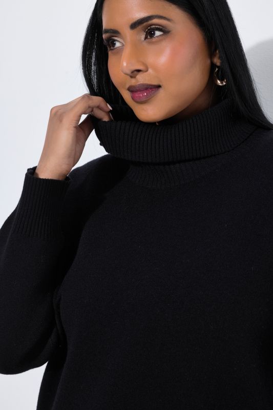Scalloped Lace Trim Turtleneck Sweater